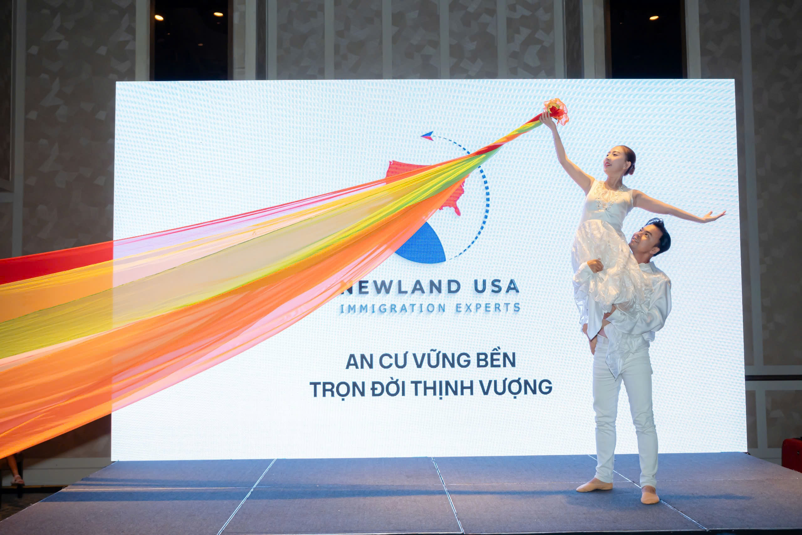 Mở đầu cho đêm hội thảo là màn trình diễn nghệ thuật múa đương đại đầy cảm xúc
